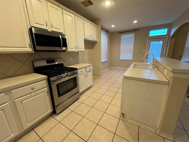 Building Photo - 3335 Southdown Dr