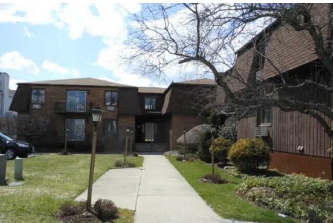 Building Photo - 134 Deer Hill Ave