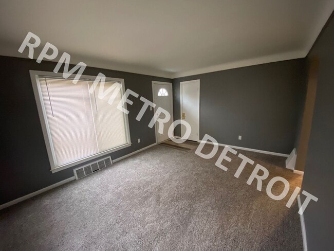 Building Photo - MOVE-IN READY BUNGALOW IN REDFORD