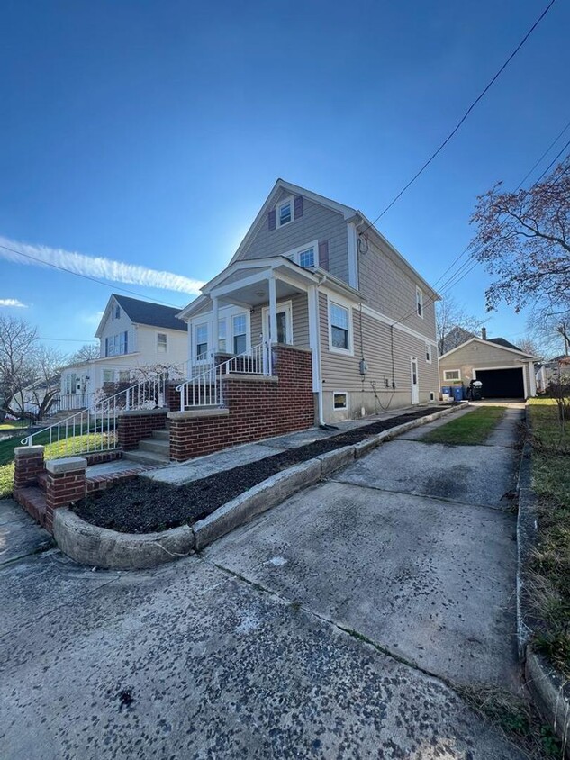 Primary Photo - Huge house with Garage!