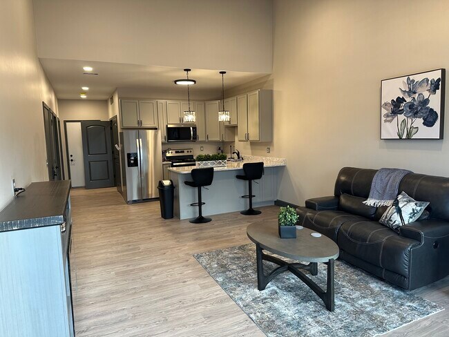 Planta abierta con una preciosa barra de almacenamiento con asientos. - 200 Jaycee Dr