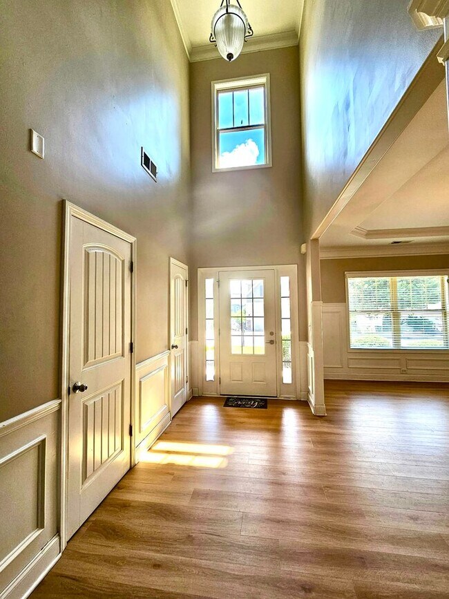 Foto del edificio - Don't miss this Gorgeous 4 BR Home in the ...