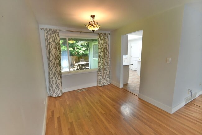 Building Photo - 3Bd/1.75Ba Bellevue House