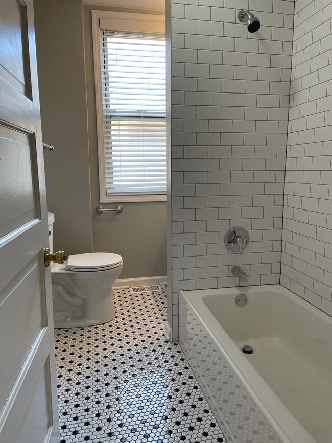 Remodeled Bathroom - 1322 Greenleaf St