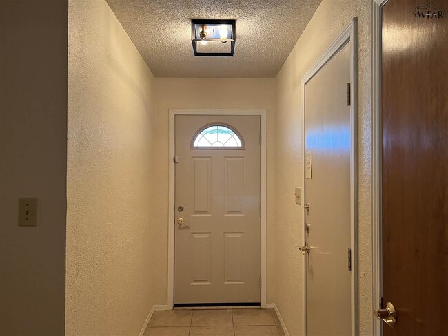 Building Photo - 2108 Selma Dr