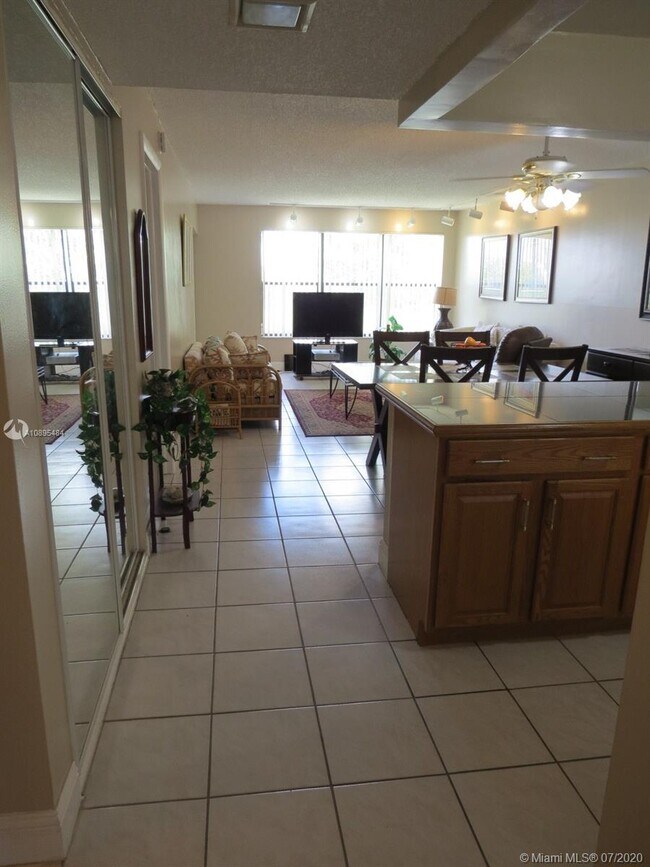 Building Photo - 2322 S Cypress Bend Dr