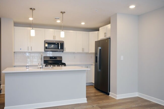 Building Photo - Beautiful 3-Bed 3-Bath Townhome in Blaine!