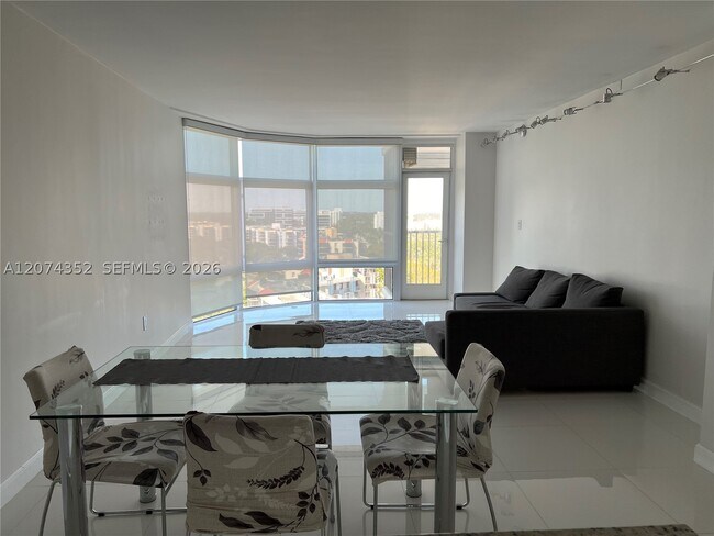 Foto del edificio - 3375 N Country Club Dr