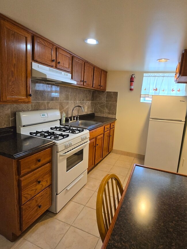 Kitchen - 2325 Reading Rd