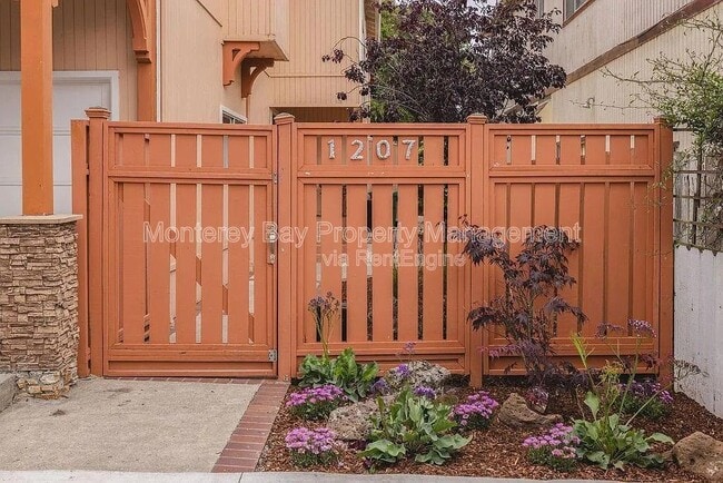 Building Photo - 1207 David Ave