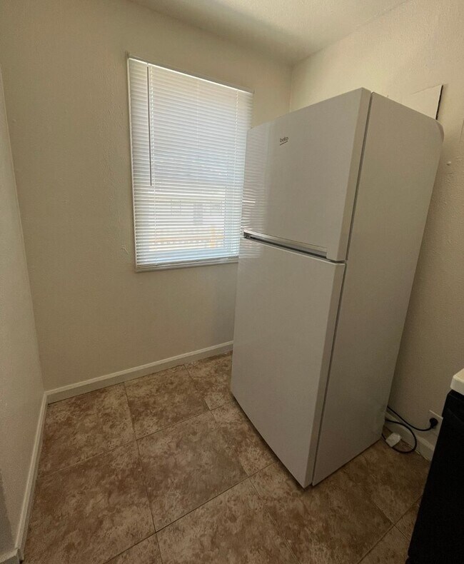 Building Photo - 1 bedroom move-in ready!!