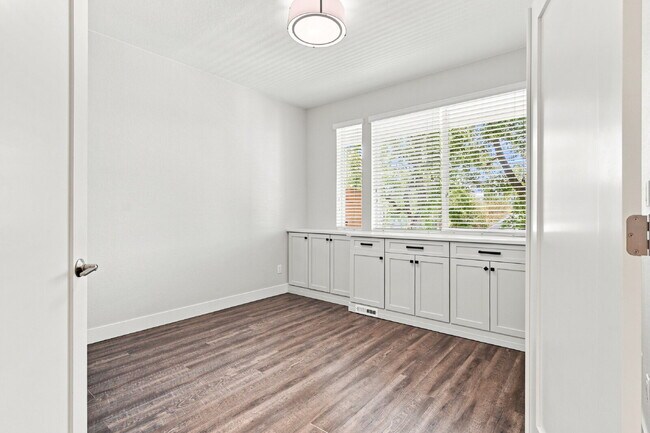 Foto del edificio - $3,840.95 - 4 bed, 3.5 bath Updated Townhome in Englewood!
