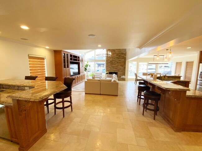 Foto del edificio - Vacation Home on the Channel Available July 15-Aug 15