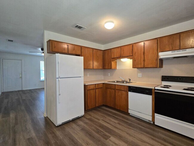 Foto del edificio - RENT REDUCTION - AVAILABLE NOW!