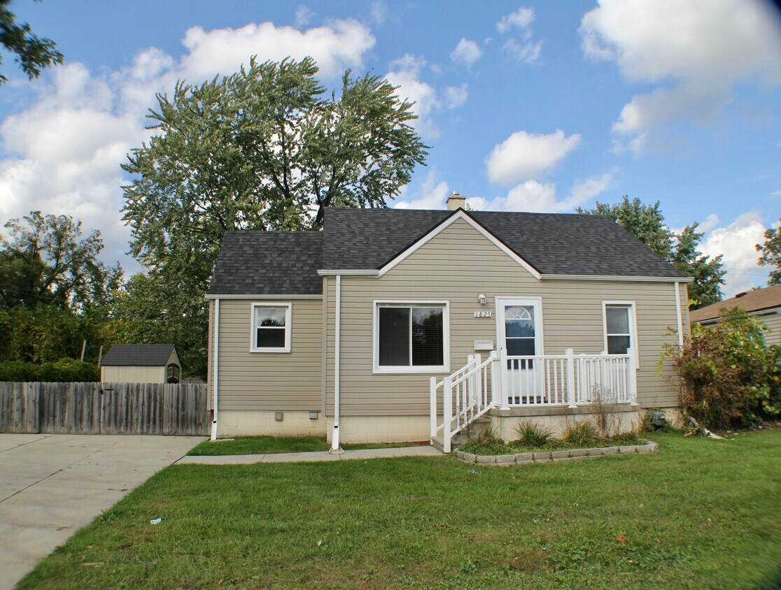 Primary Photo - 1825 E 10 Mile Rd