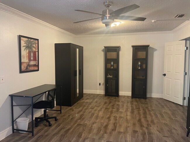 Foto del edificio - 3115 Marshall Dr