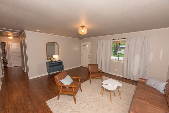 Building Photo - 2501 W Valley Dr