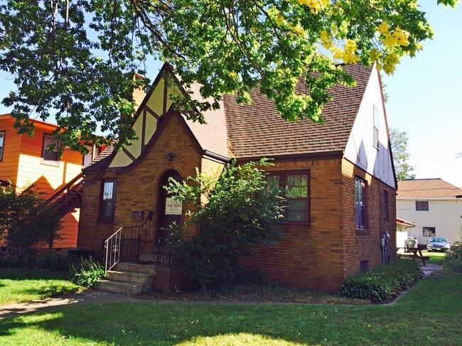 Building Photo - 141 8th St S