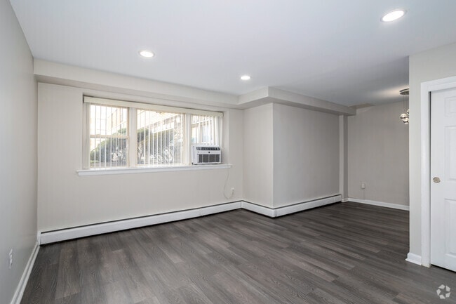 1BR, 1BA - 600-650SF - Living Room - Glendale House