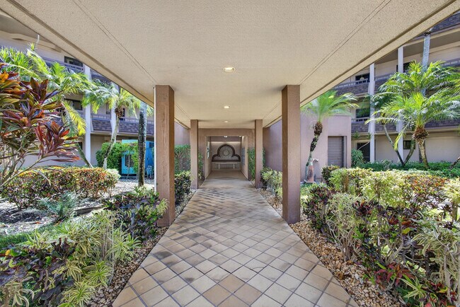 Foto del edificio - 4770 Fountains Dr S