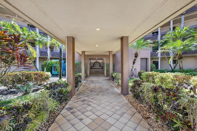 Building Photo - 4770 Fountains Dr S