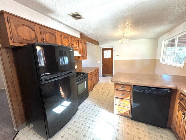 Building Photo - Spacious Home At End Of Quite Cul-De-Sac W...