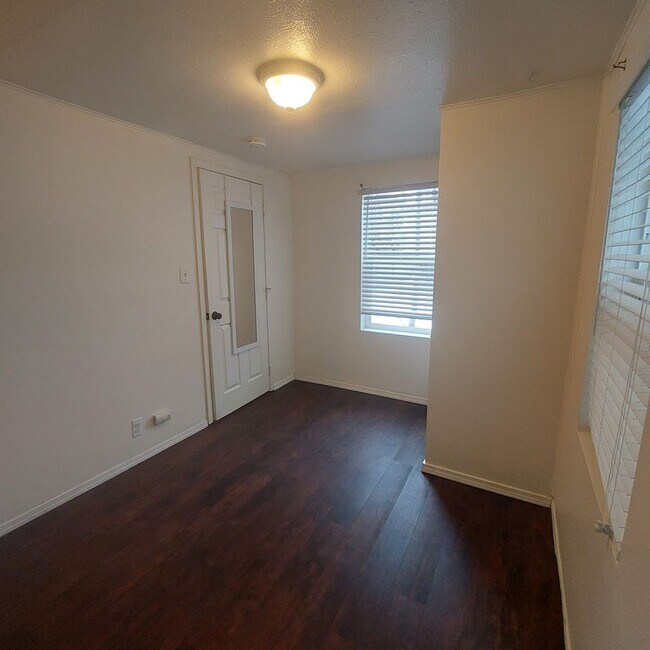 Building Photo - Super Cute Home for Rent with large fully ...