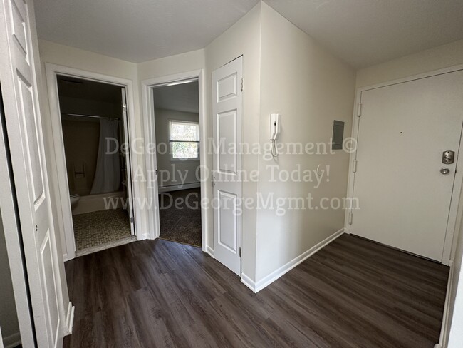 Building Photo - Georgetown Manor Apartments for Rent in We...