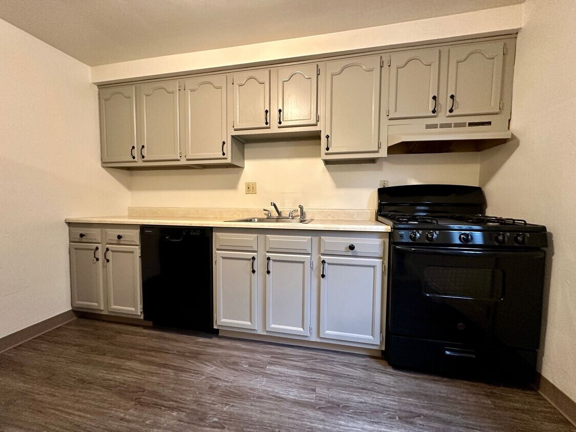 Fantastic Two Bedroom Townhouse in Penn Hills with Garage & Patio! Call Today! - Fantastic Two Bedroom Townhouse in Penn Hills with Garage & Patio! Call Today!