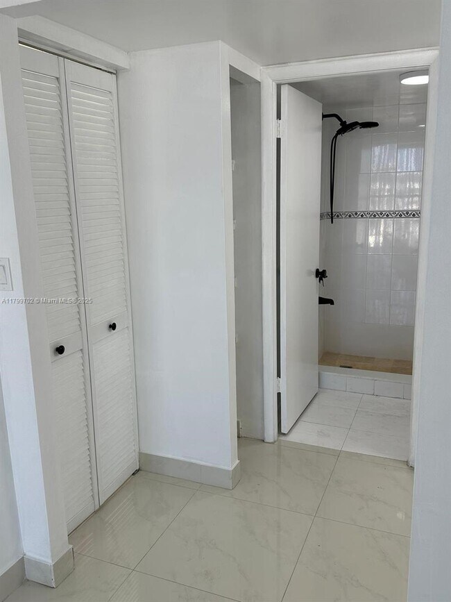 Building Photo - 1450 Brickell Bay Dr