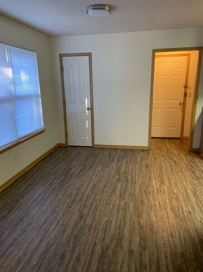 Building Photo - MUST SEE CHARMING HOME!