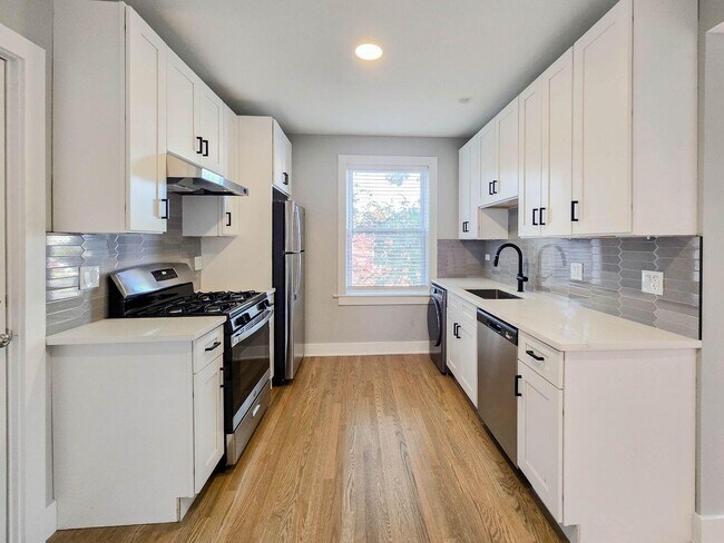 Building Photo - 4919 N Hermitage Ave