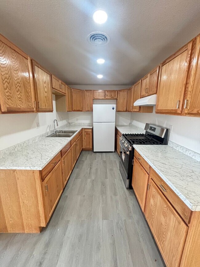 Building Photo - Spacious 4 bedroom house for rent