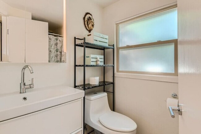 Foto del edificio - Cozy, Eclectic, Quiet Studio! Walk to the ...