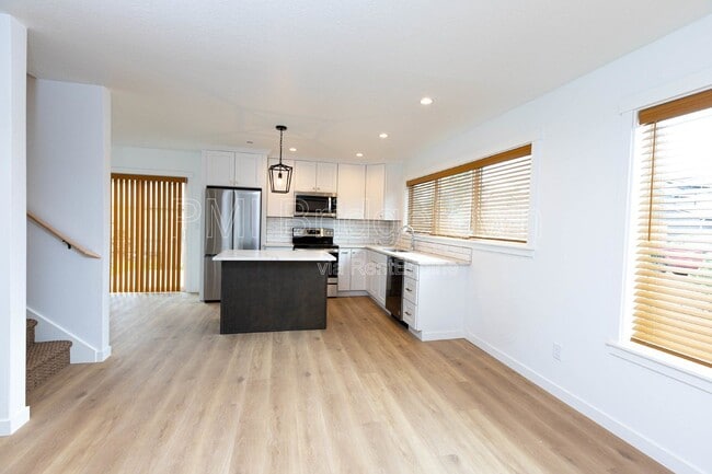 Building Photo - 6506 SE 63rd Ave