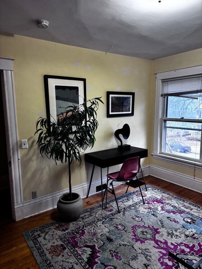 Dormitorio amarillo 2 - 1049 Spaight St