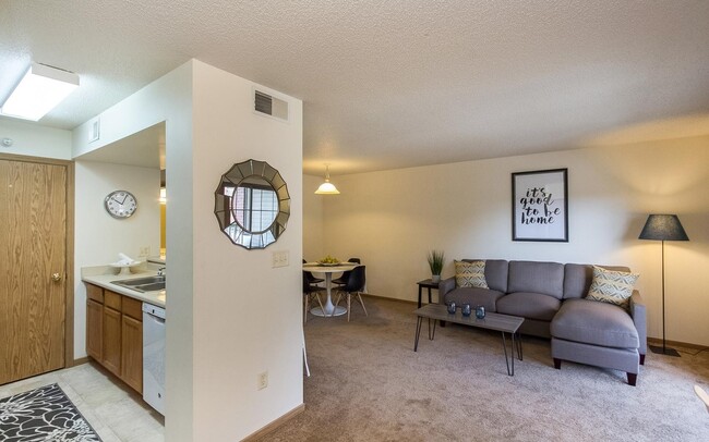 Building Photo - Large Two Bedroom Walking Distance to UIHC...