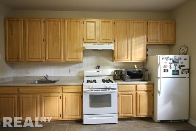 Building Photo - 156 E 97th St