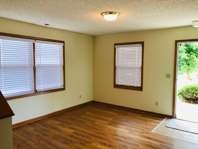 Foto del edificio - Updated 3 bed 2 bath with 2 car garage and a pool!