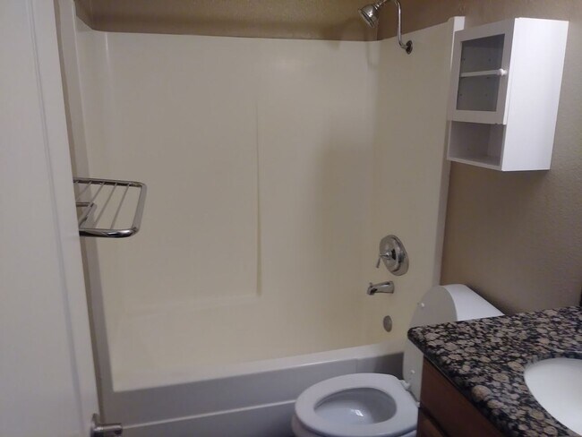 Foto del edificio - Spacious 2 Bedroom, 1.5 Bath Two-Story Townhome in Clairemont