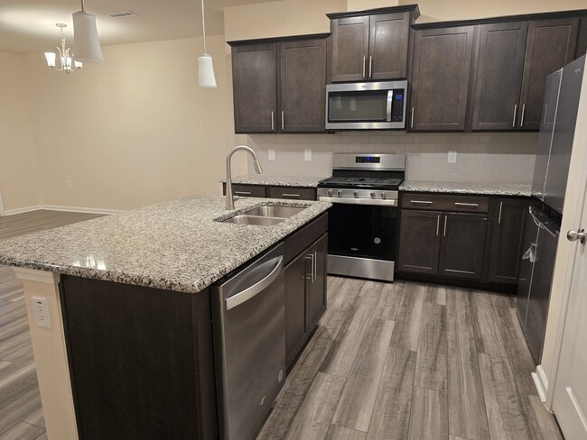 Foto del edificio - 883 Falls Grove Trl