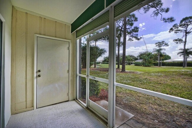 Foto del edificio - 18081 SE Country Club Dr