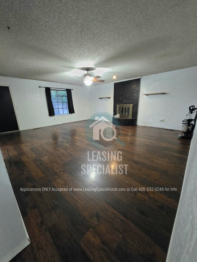 Building Photo - Charming Yukon 3 Bed 2 Bath Home