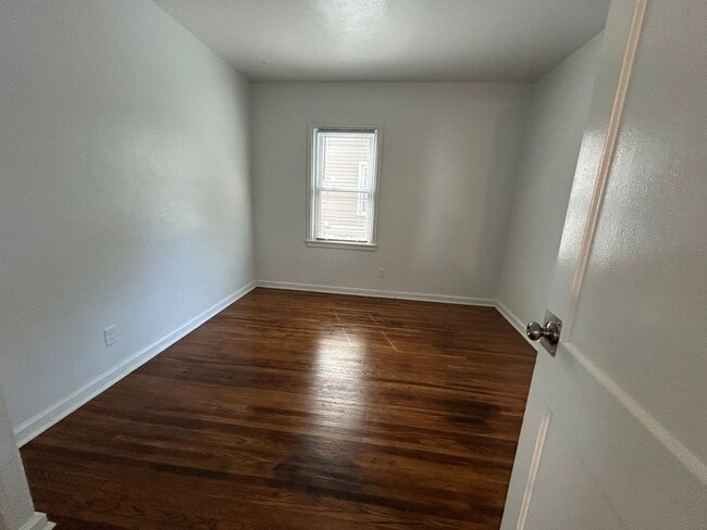Building Photo - Updated 2 bedroom, 1 bath house