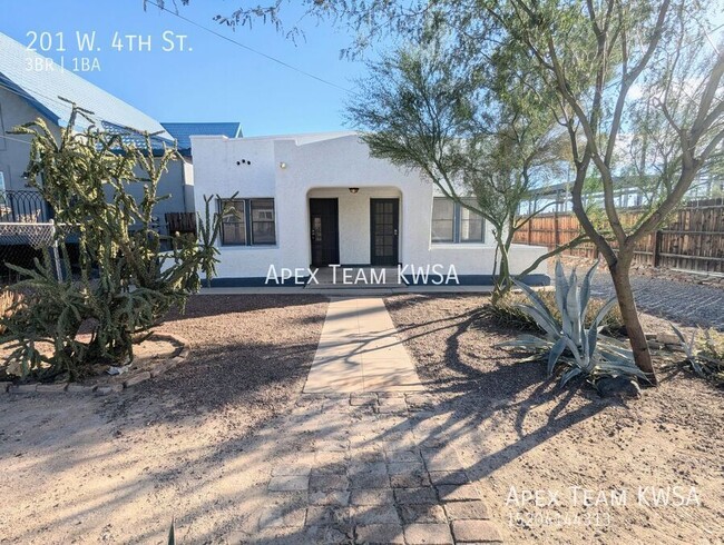 Foto del edificio - $1495-Charming 3 Bed | 1 Bath Adobe Home N...