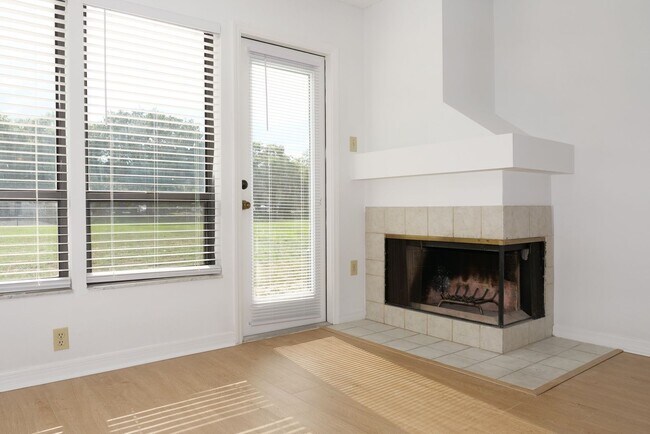 Building Photo - Recently Updated 2bd 2bth Condo Available ...