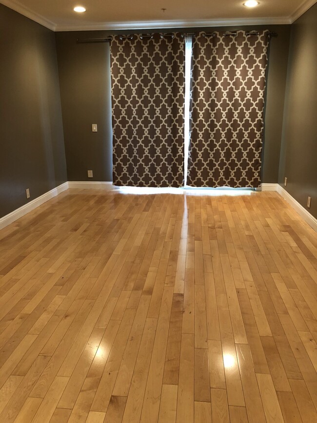 Private Bedroom - 117 N Gale Dr