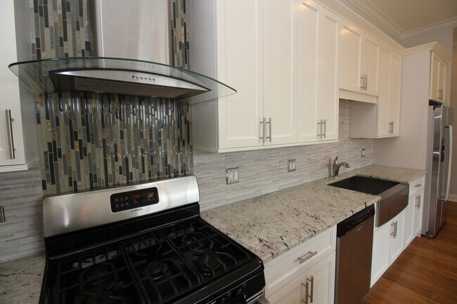 Building Photo - 1609 W Warren Boulevard Unit 404