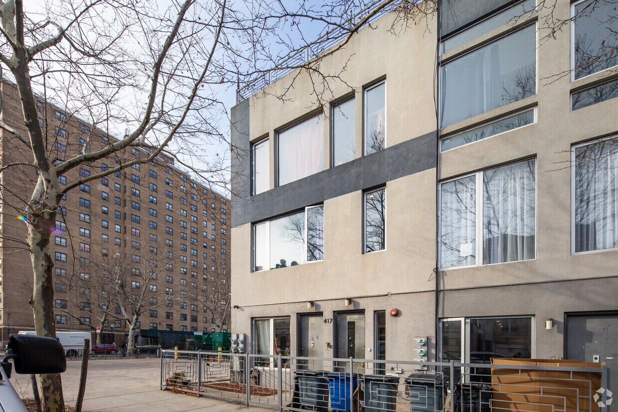 Building Photo - 417-421 Pulaski St