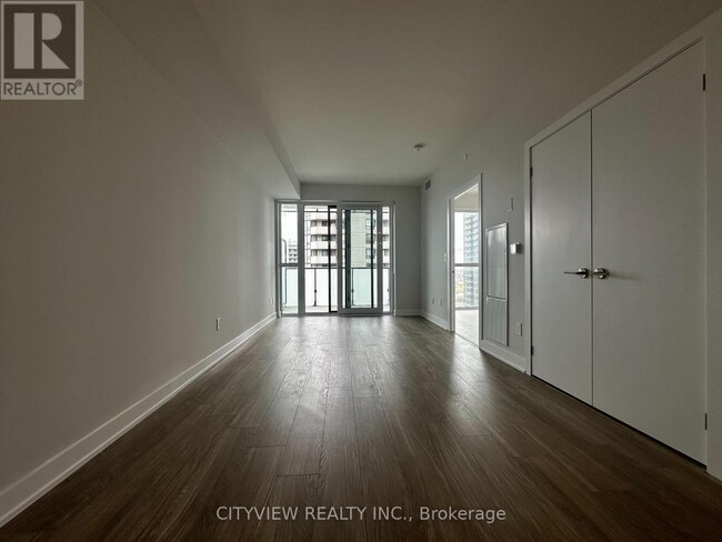Photo du bâtiment - 430-1430 Square One Dr